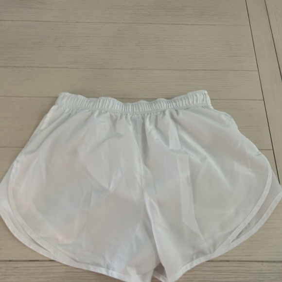White shorts - Picture 2 of 3